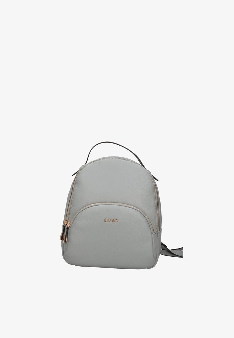 Sac à dos en cuir gris clair avec poche avant zippée, fermetures éclair dorées, petite poignée sur le dessus et bretelles réglables, marqué Liu Jo.