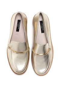 Gold metallic loafers with a smooth finish, a chain accent across the top, and a tan rubber sole. Label reads "Gattinoni Roma."