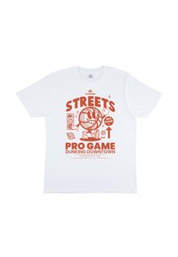 Bílý bavlněný tričko s červeným grafickým designem, který zobrazuje postavu basketbalisty, text a hravé prvky. Kulatý výstřih, krátké rukávy.