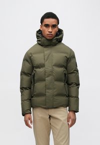 Olívazöld bélelt dzseki magas gallérral és kapucnival, cipzáras oldalzsebekkel és sima, fényes anyaggal.