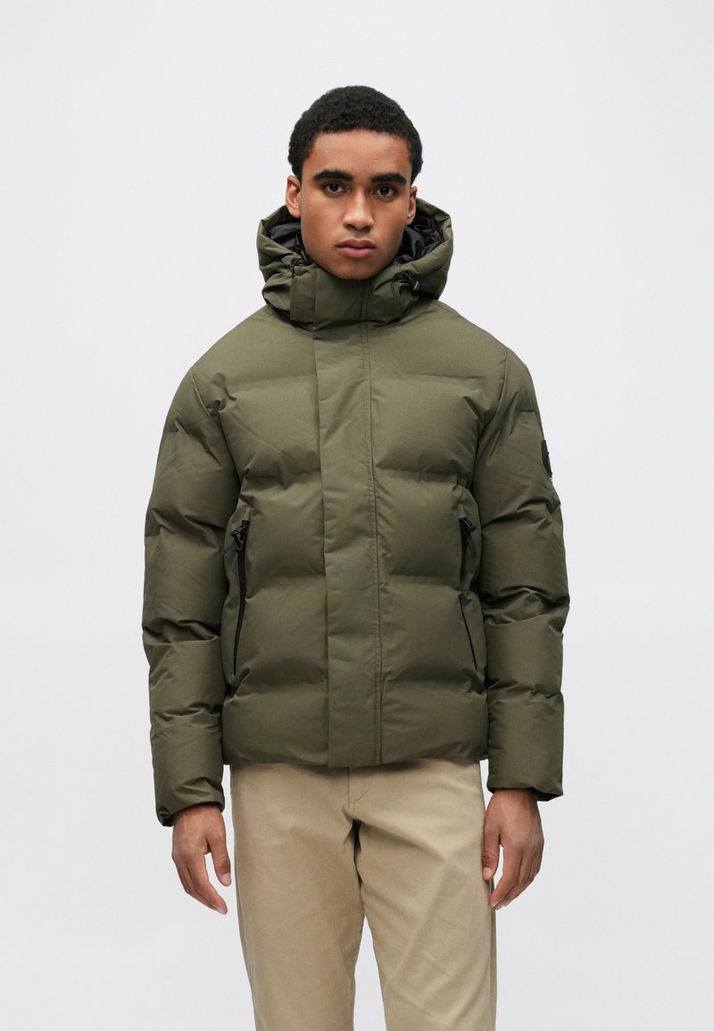 Olívazöld bélelt dzseki magas gallérral és kapucnival, cipzáras oldalzsebekkel és sima, fényes anyaggal.
