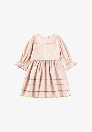 Vestido de manga larga rosa pálido con hombros fruncidos, puños con volantes y bordes decorativos en colores múltiples con forma de concha a lo largo de la falda.