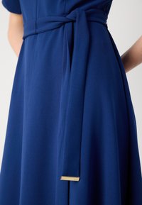 DKNY RUCHED SLEEVE MAXI - Vestido Ligero - Coastal Blue/azul
