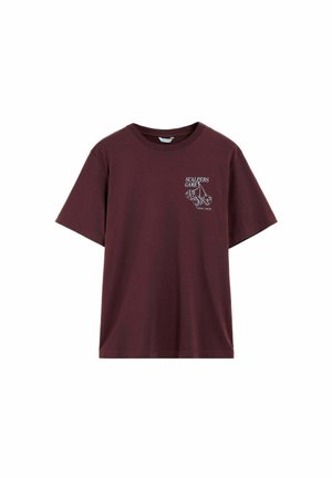 Camiseta de algodón burdeos con mangas cortas, cuello redondo y diseño gráfico en la parte delantera con texto y dados. Ajuste casual, textura suave y color sólido.