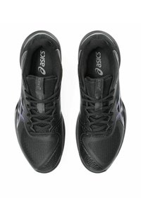 Scarpe da ginnastica nere con tomaia in rete, motivo testurizzato e dettagli viola. Presentano lacci e una suola imbottita per il supporto.