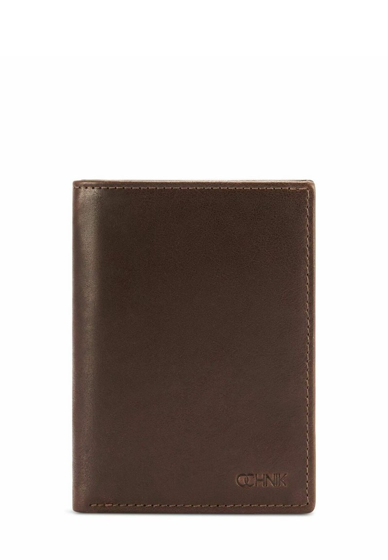 Brązowy skórzany portfel o gładkiej teksturze, prostokątnym kształcie i kontrastowym przeszyciu. Na dole po prawej stronie znajduje się wytłoczona logo.