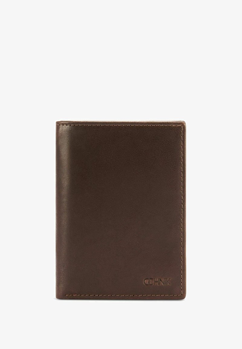 Brązowy skórzany portfel o gładkiej teksturze, prostokątnym kształcie i kontrastowym przeszyciu. Na dole po prawej stronie znajduje się wytłoczona logo.