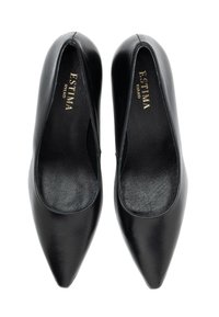 Czarne skórzane buty na wysokim obcasie z noskiem w szpic. Gładka faktura, wnętrze z delikatnym ziarniściem oraz złote akcenty z logo.