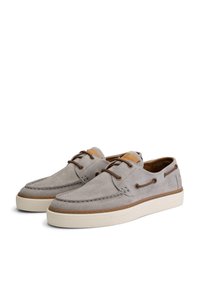 Zapatos de ante gris con un perfil bajo, detalles de cuero y cordones marrones. Suela de goma blanca sólida con detalles de costura. Diseño de punta redonda.