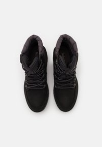 Stivali alti neri con una finitura liscia e opaca; colletto imbottito; spesse stringhe nere; e una suola di gomma robusta.