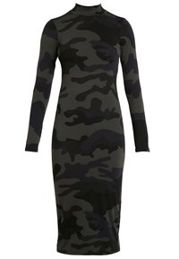 Långärmad midiklänning i camouflage-mönster, med hög krage, figurnära silhuett och stretchigt tyg i nyanser av svart och mörkgrå.