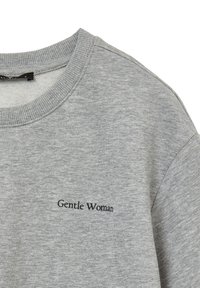Felpa grigia realizzata in tessuto morbido, con collo rotondo, polsini a costine e la scritta ricamata "Gentle Woman" sul davanti.