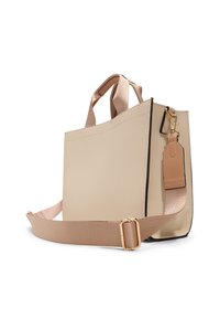 Beige faux leather olkalaukku, jossa on jämäkkä muoto, kontrastina mustat yksityiskohdat ja kaksinkertaiset kahvat. Mukana irrotettava vaaleanpunainen olkahihna.