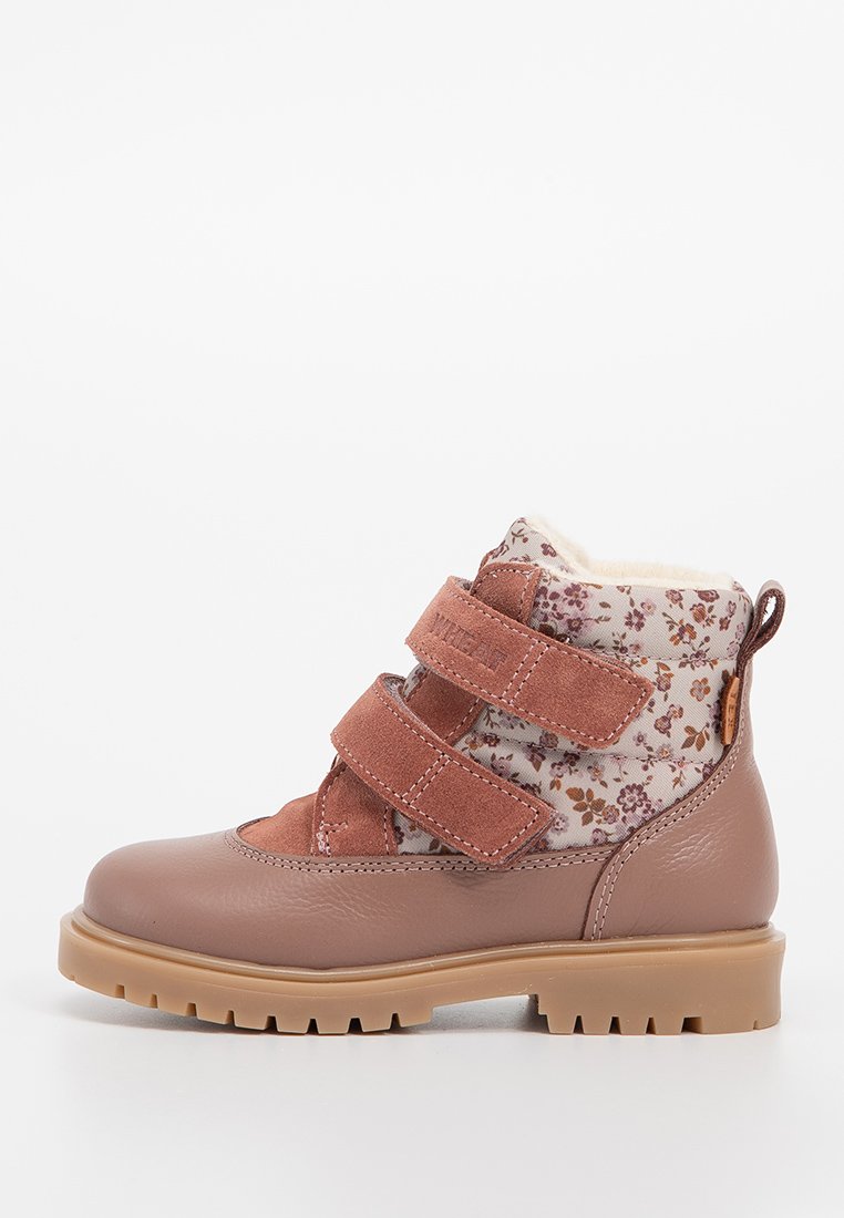 Braune Knöchelstiefel mit einem Obermaterial aus floral gemustertem Textil, doppelten Klettverschlüssen, Gummisohle und einem warmen Kunstfellfutter.