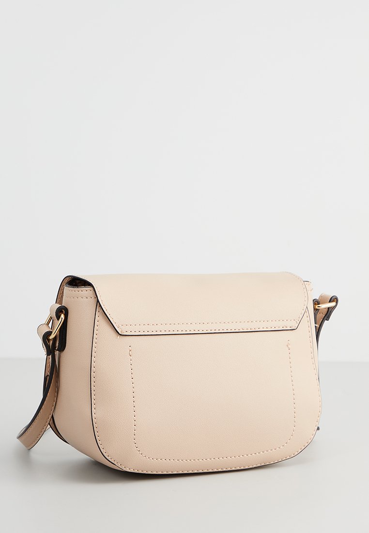 Sac bandoulière en simili cuir beige doux avec une fermeture à rabat, quincaillerie dorée, une seule sangle réglable et des détails de couture subtils.