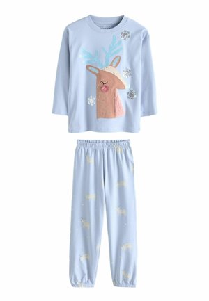 Hellblaue Pyjama-Set mit langärmeligem Oberteil, das ein Rentier-Motiv und silberne Akzente aufweist; die Hose hat ein Muster aus weißen Rehen und Sternen.