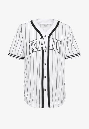Tricou de baseball alb cu maneci scurte și dungi negre, având un sistem de închidere cu nasturi și cuvântul "KANI" afisat proeminent în litere negre.