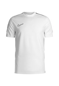 Camiseta deportiva blanca de manga corta, con cuello redondo, rayas laterales negras y un logo de Nike negro en el lado izquierdo del pecho. Tejido suave y transpirable.