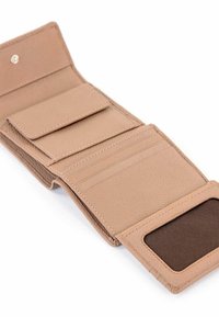 Portafoglio in pelle beige con più scomparti per carte, chiusura a scatto e finestra trasparente per l'ID. Texture morbida e dettagli di cucitura ordinati.