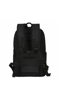 Mochila negra con respaldo acolchado y correas ajustables, que cuenta con múltiples compartimentos y detalles de malla para la transpirabilidad. Material duradero.