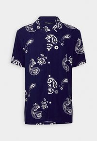 Košile s krátkými rukávy v námořnicky modré látce s bílými paisley a květinovými vzory, zapínání na knoflíky vpředu a límcem.