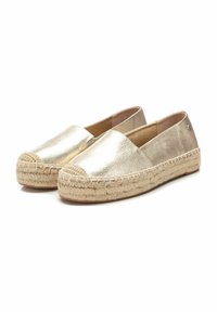 Zapatos espadrilles metálicos dorados con suela de yute trenzado, puntera redonda y diseño sin cordones, que cuentan con un acento de fibra natural a lo largo del borde.