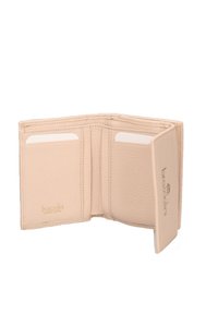 Portafoglio bi-fold in pelle beige chiaro, con superficie testurizzata, tre slot per carte e un compartimento con pattina per ulteriore spazio di archiviazione.