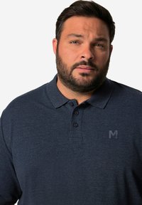 Tmavě modrá polokošile vyrobená z texturované tkaniny, s tříknoflíkovým zapínáním, krátkými rukávy a decentním logem na hrudi.