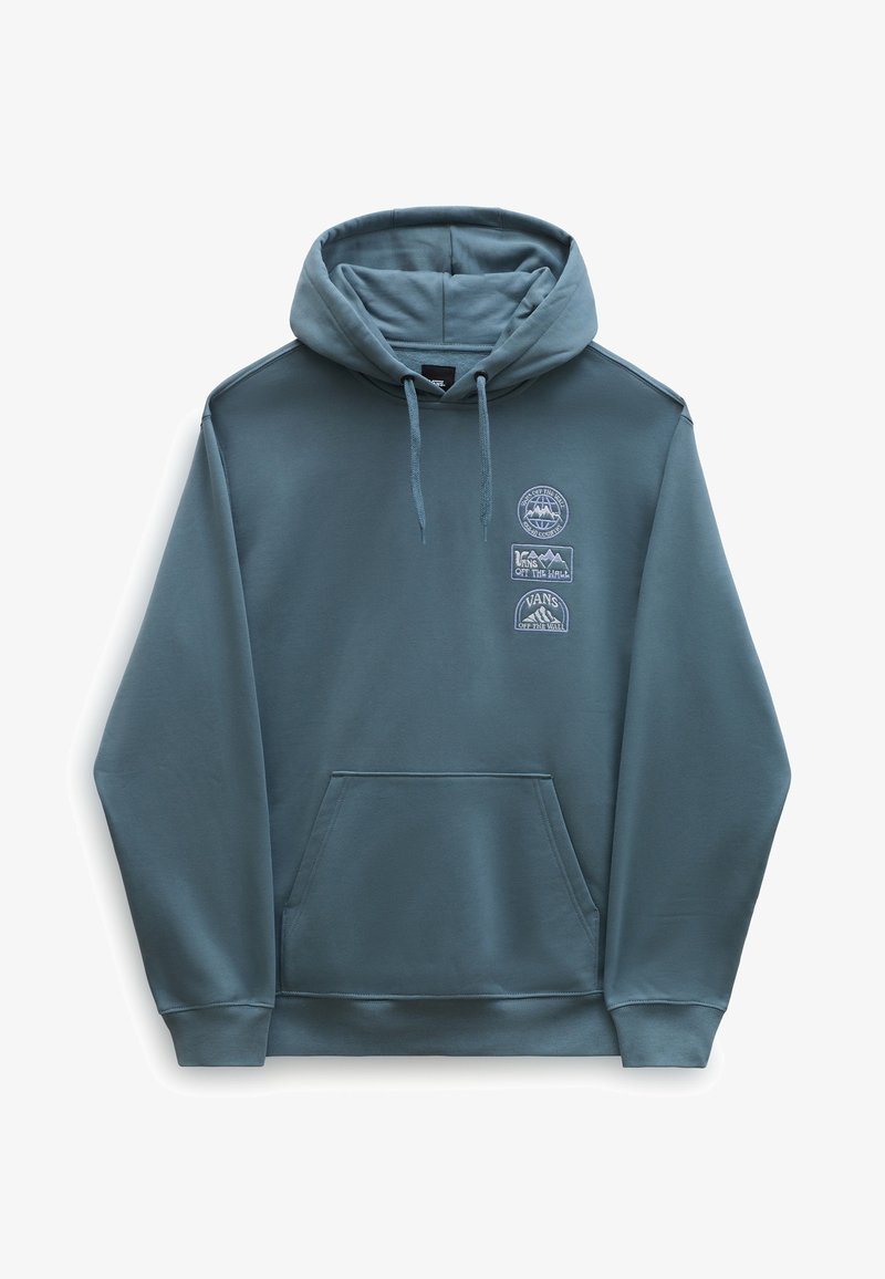 Sudadera de algodón azul con bolsillo canguro, cordones y tres parches bordados circulares que representan montañas y logotipos de la marca.