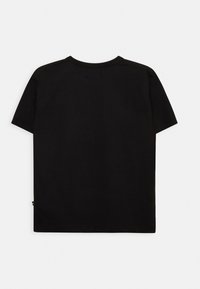 Černé tričko s krátkým rukávem vyrobené z bavlny. Čistý design s kulatým výstřihem, rovný střih a minimální detaily šití.