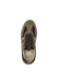 Bruine suède sneaker met witte en bordeauxrode gestreepte accenten, ronde neus, vetersluiting aan de voorkant en een lichtgekleurde binnenkant met branding.
