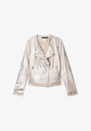 Metallisch zilveren neplederen motorjacket met een ritssluiting aan de voorkant, een schuine kraag en twee zijritszakken. Gladde textuur en een slim fit ontwerp.