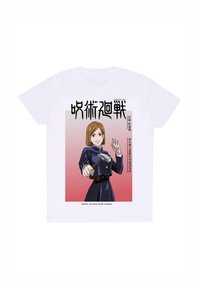 Bílý tričko s grafickým potiskem postavy v modré uniformě, držící nástroj, na gradientním růžovém pozadí s japonským textem.