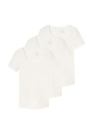 Tre ensfarvede hvide kortærmede t-shirts med rund hals, stablet og let overlappende på en hvid baggrund.