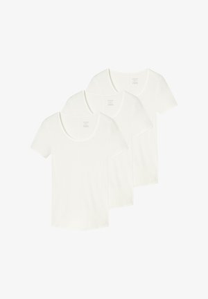Trois t-shirts blancs unis à manches courtes et col rond empilés et légèrement superposés sur un fond blanc.