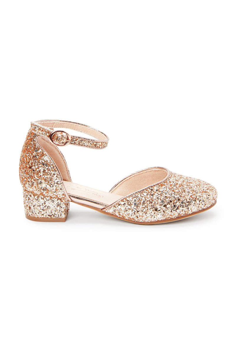 Glitzernde, roségoldene, niedrig-absatzige Schuhe mit Knöchelriemen, runder Spitze und strukturiertem Glitzeroberfläche. Glatte Innenauskleidung und Schnallenakzent.
