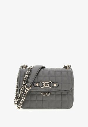 Sac à main gris matelassé avec bandoulière en chaîne, logo à l'avant, accents en métal argenté et forme rectangulaire. Matériau en cuir synthétique texturé.