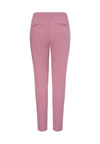 Svetlo roza ozke hlače z elastičnim pasom in dvema zadnjima žepoma, prikazane od zadaj na belem ozadju.