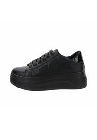 Baskets noires avec une finition en cuir texturé, logo bien visible, talon renforcé, semelle épaisse et lacets plats.
