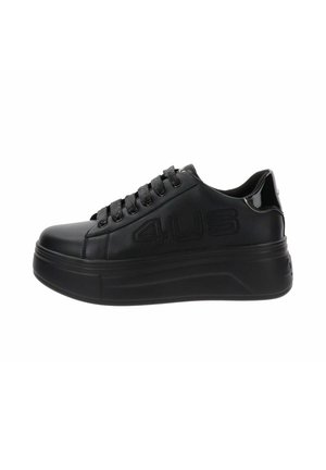 Baskets noires avec une finition en cuir texturé, logo bien visible, talon renforcé, semelle épaisse et lacets plats.