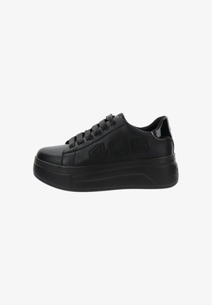 Zapatilla negra con un acabado de cuero texturizado, logo prominente, talón reforzado, suela de plataforma gruesa y cordones planos.