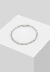 Bracciale a catena in argento con design intrecciato, dotato di una fibbia rettangolare con la scritta "Kuzoi". Texture liscia e finitura lucida.