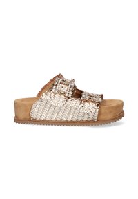 Sandalias trenzadas en color crema con dos correas ajustables, que cuentan con hebillas decorativas, una plantilla en color marrón y una suela de goma texturizada.