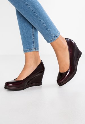 Czółenka na koturnie