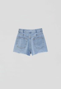 Shorts vaqueros azul claro con borde deshilachado, dos bolsillos traseros, trabillas para cinturón y diseño de tiro alto. Tejido texturizado, estilo informal.