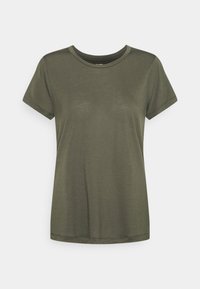 Camiseta verde oliva hecha de tela suave, con mangas cortas y cuello redondo. Diseño sencillo con detalles de costura mínimos.