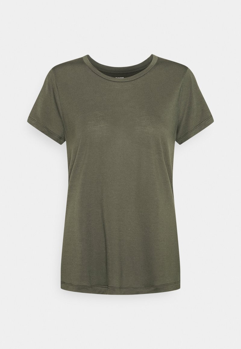 Camiseta verde oliva hecha de tela suave, con mangas cortas y cuello redondo. Diseño sencillo con detalles de costura mínimos.
