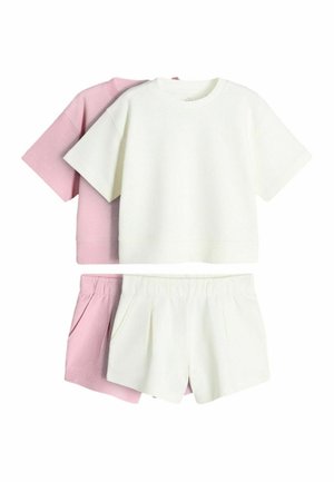 Zwei Sets lässiger Kleidung mit kurzärmligen Oberteilen und Shorts mit elastischem Bund, ein Set in Weiß und das andere in Hellrosa.