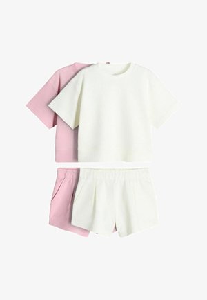 Zwei Sets lässiger Kleidung mit kurzärmligen Oberteilen und Shorts mit elastischem Bund, ein Set in Weiß und das andere in Hellrosa.