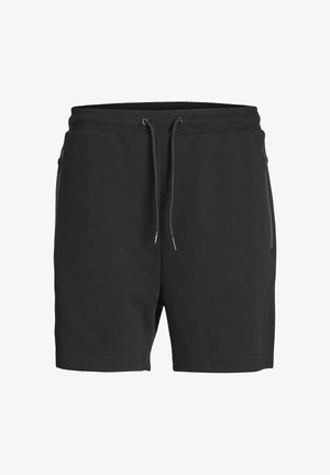 Sweat-shirt noir à col rond, associé à un short anthracite. Présente un logo sur le sweat-shirt et des baskets blanches avec des chaussettes montantes.